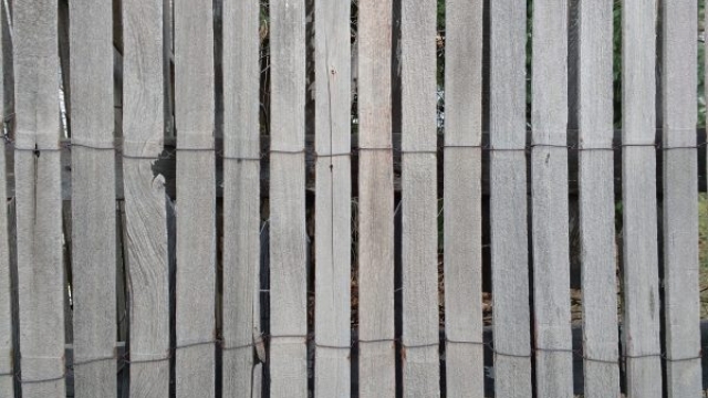 Battle of Boundaries: Chain Link vs. Wood Fence – Which is Right for You?